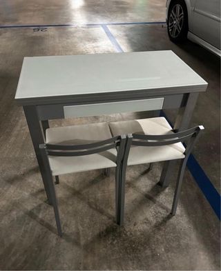 Mesa de cocina y 2 sillas
