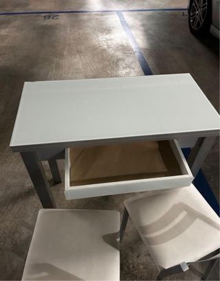 Mesa de cocina y 2 sillas