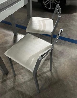 Mesa de cocina y 2 sillas