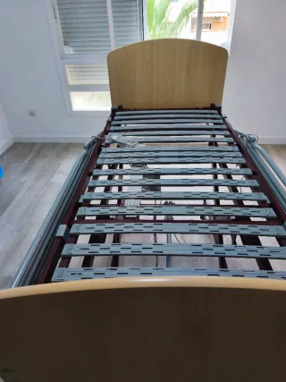 Cama articulada para el cuidado de personas