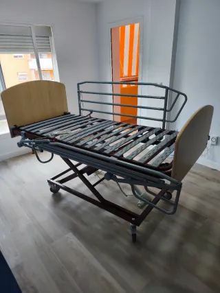 Cama articulada para el cuidado de personas