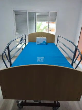 Cama articulada para el cuidado de personas