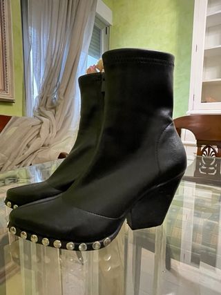 Botín negro con tachuelas