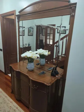Mueble recibidor de madera con espejo