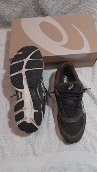 Zapatillas Asics Marrones y Blancas