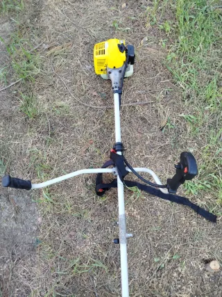 Desbrozadora de gasolina amarilla