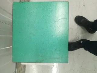 Caja metálica decorada con flor