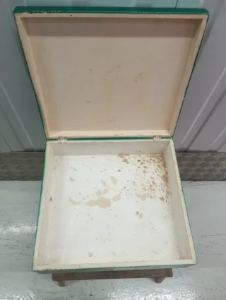 Caja metálica decorada con flor