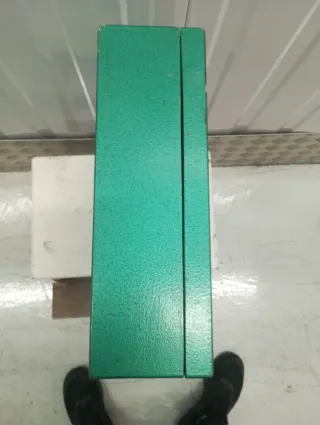 Caja metálica decorada con flor