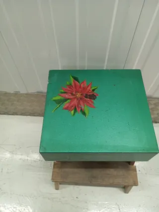 Caja metálica decorada con flor