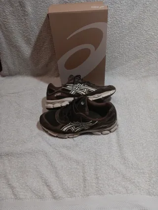 Zapatillas Asics Marrones y Blancas