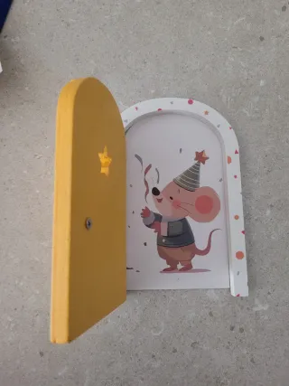 Puerta Ratón Pérez y Escalera Madera