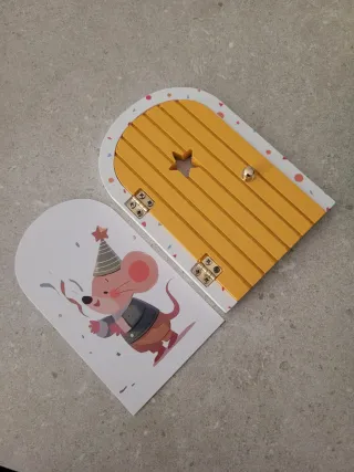 Puerta Ratón Pérez y Escalera Madera