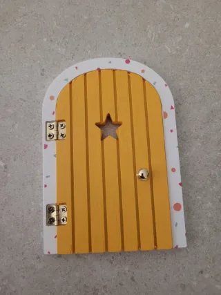 Puerta Ratón Pérez y Escalera Madera