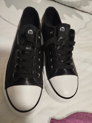 Playeras MTNG Mujer Talla 38 Negras y Blancas