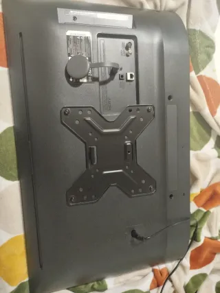 LG Monitor 28 con soporte de pared