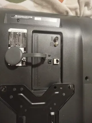 LG Monitor 28 con soporte de pared