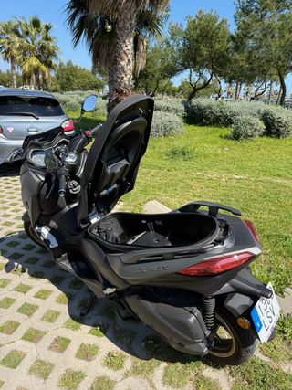 Yamaha XMAX 300 Tech Max como NUEVA