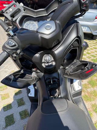 Yamaha XMAX 300 Tech Max como NUEVA