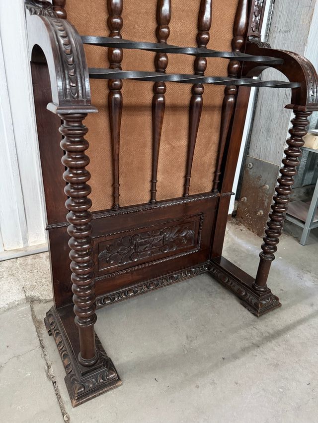 Perchero antiguo de madera tallada