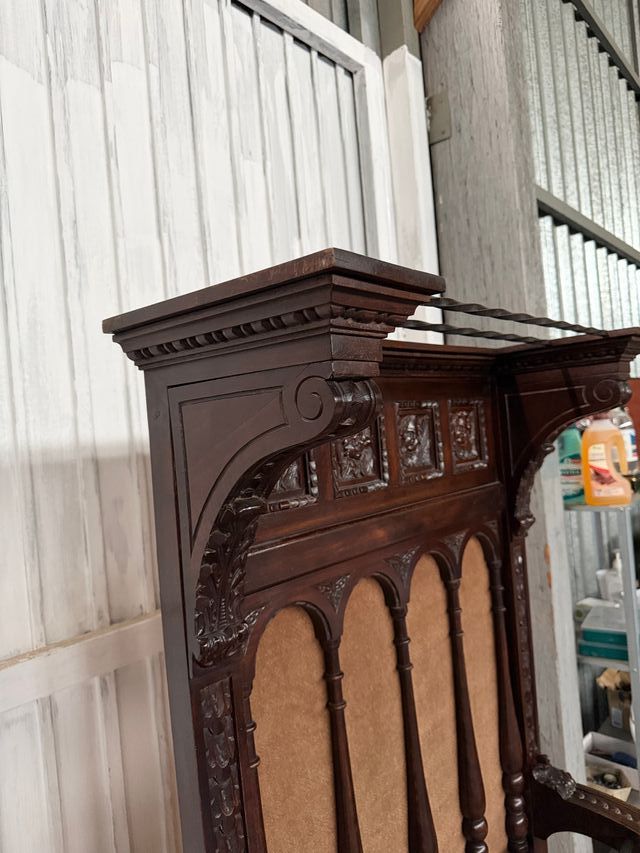 Perchero antiguo de madera tallada