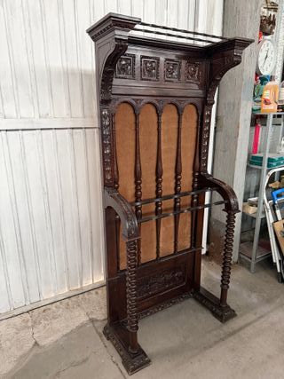 Perchero antiguo de madera tallada