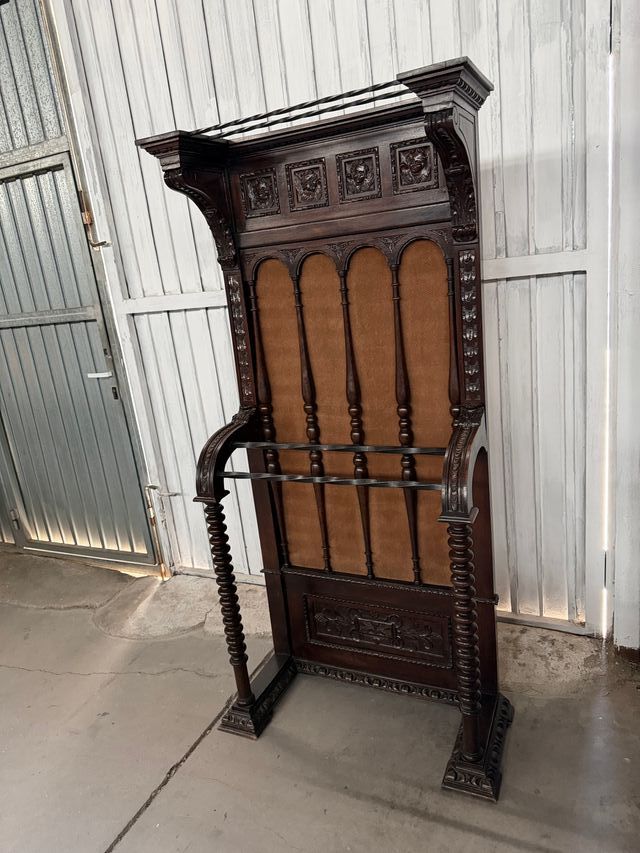 Perchero antiguo de madera tallada