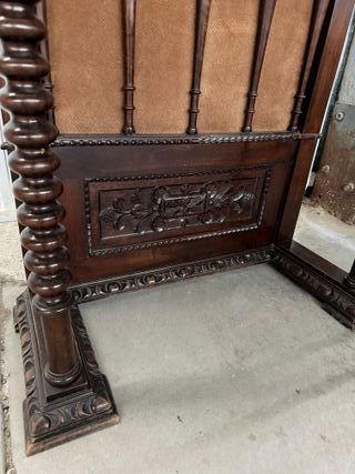 Perchero antiguo de madera tallada