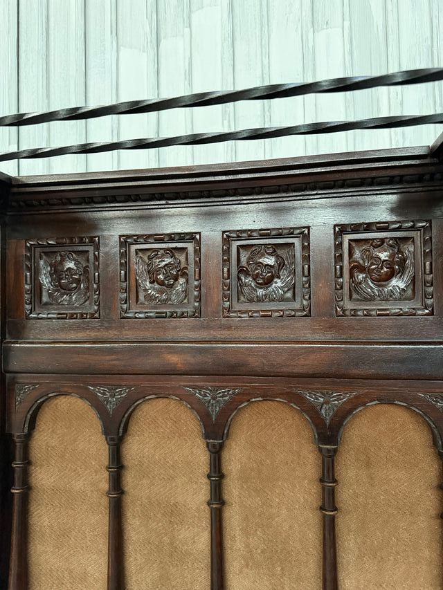 Perchero antiguo de madera tallada