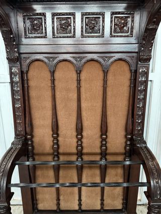 Perchero antiguo de madera tallada