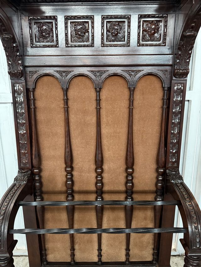 Perchero antiguo de madera tallada