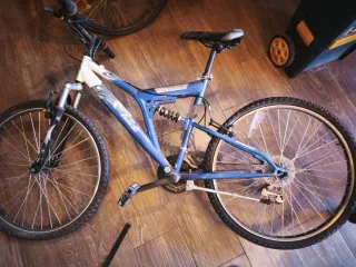 Bicicleta de montaña blanca y morada