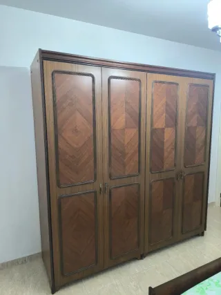 Armario de madera con llave