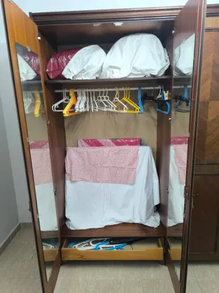 Armario de madera con llave