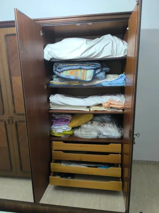 Armario de madera con llave