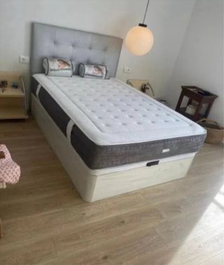 Cama matrimonial con colchon color blanco