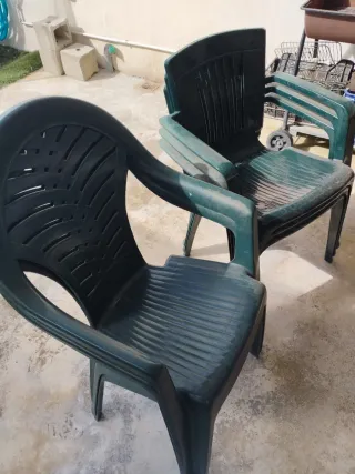 5 Sillas de Plástico Verdes