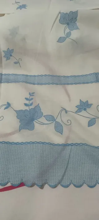 Cortinas rústicas blancas y azules