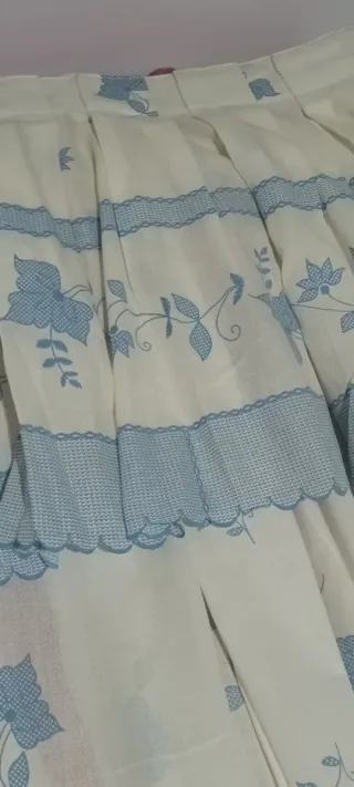 Cortinas rústicas blancas y azules