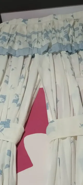 Cortinas rústicas blancas y azules