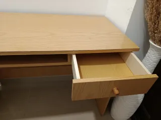 Escritorio de madera claro