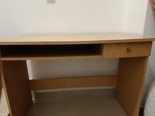 Escritorio de madera claro