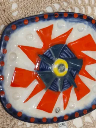 Medallón Sargadelos azul y rojo