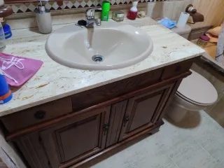 Mueble de baño de madera tallada con mármol