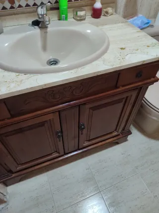 Mueble de baño de madera tallada con mármol