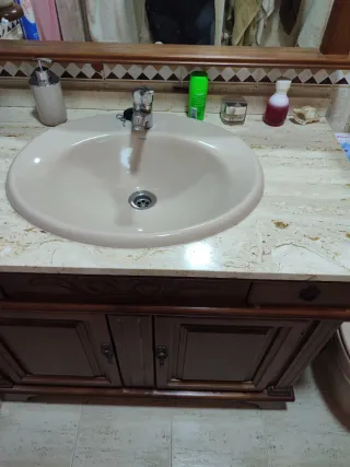 Mueble de baño de madera tallada con mármol