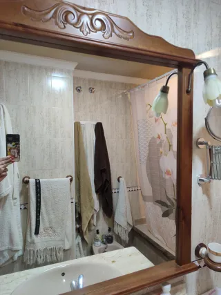 Mueble de baño de madera tallada con mármol