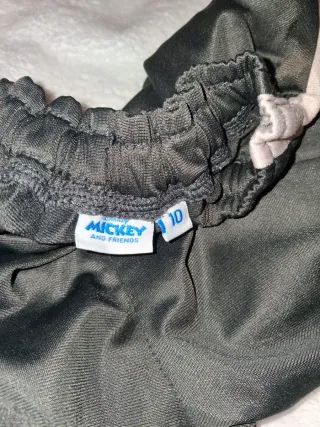 Pantalón chándal gris y rosa.