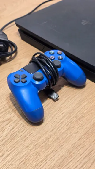 PS4 Slim + Mando Azul + 3 Juegos