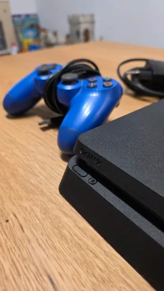 PS4 Slim + Mando Azul + 3 Juegos